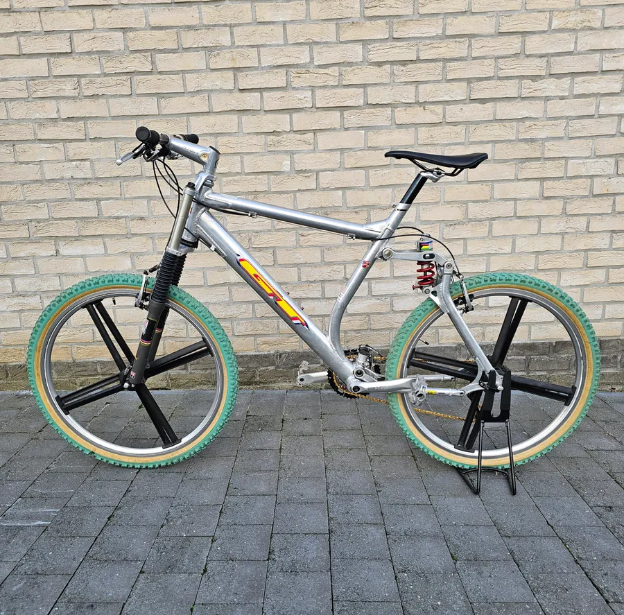 GT LTS 1998 view 23